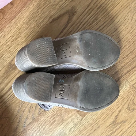 DV by Dolce Vita Perforated Tan Ankle Booties Stacked Heel Side Zip Size 7 - Picture 10 of 10